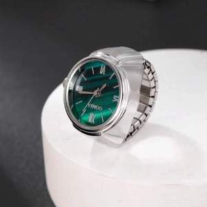 cool justerbar ring med fungerande klocka (nya batterier medföljer inte), fint skick ⭐️ använd ”köp nu”. 21/4-2024