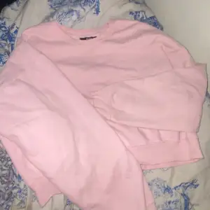 Rosa sweatshirt från bikbok, knappt använd. Storlek M men väldigt oversized ✨