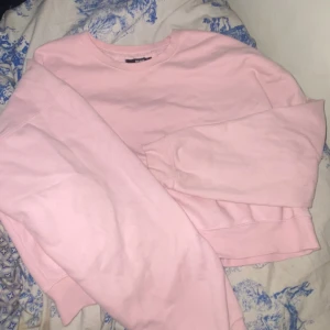 Sweatshirt  - Rosa sweatshirt från bikbok, knappt använd. Storlek M men väldigt oversized ✨