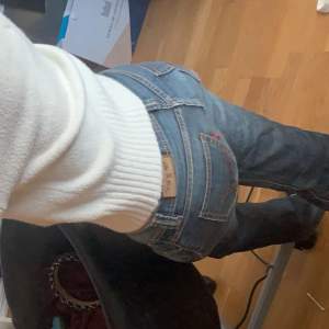 Säljer mina skit snygga levi’s jeans som användes max 3 gånger! Då dom inte används längre så har jag ingen användning av dom! Fler bilder kan skickas vid önskan🤗pris (kan diskuteras vid snabb affär) 