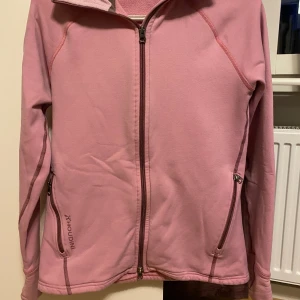 Houdini powefleece houdi - Jättefint skick. Det enda att anmärka på är en fläck vid ena tumhålet, se bild 3. Jag har inte försökt få bort den med någon fläckborttagning, så kan inte säga om det går.  