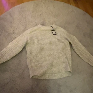 Stickad tröja oanvänd - Jättemysig oanvänd tröja strl xs men stor i strl Aldrig använd lappen kvar Ord pris 150kr mitt pris 70kr 🌅🛍️🐻💸🪩  