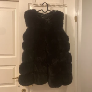 Pälsväst - Använd länge inte i bästa skicket 