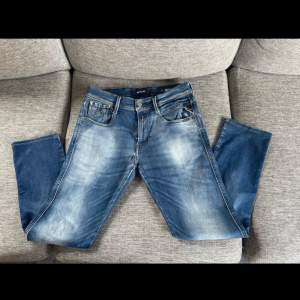 Sköna jeans från replay. Storlek W30 L32. Skriv vid frågor eller önskemål av fler bilder😊