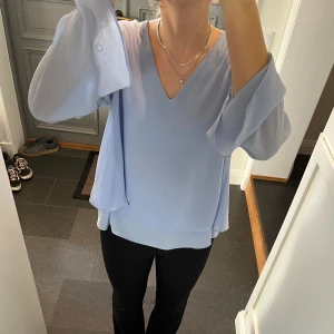 Ljusblå blus - Ljusblå blus i fint skick. Lappen är bortklippt så vet inte storlek men skulle säga S/M. Passar mig som är 172 och brukar ha S eller M. Använd gärna köp nu!