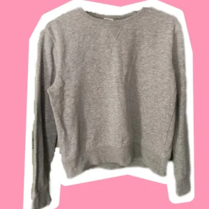 Sweatshirt - Grå sweatshirt i bra skick🙌 Kommer inte till användning av mig😙