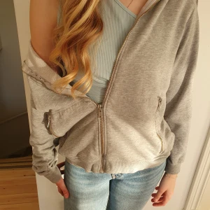 Grå hoodie - Jätte fin hoodie med öppning från H&M i storleken M. Jätte fin till sommaren.