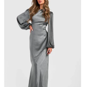 Balklänning - Helt ny balklänning med prislappen kvar! Klänningen är helt slutsåld i denna storlek