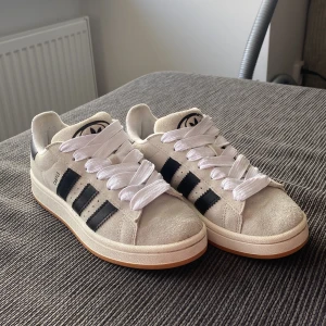 Adidas campus  - Säljer dessa eftertraktade skorna i en mindre storlek. De är använda 10 gånger men de ser fortfarande ut som nya då jag varit rädd om dom. De är i färgen white crystal