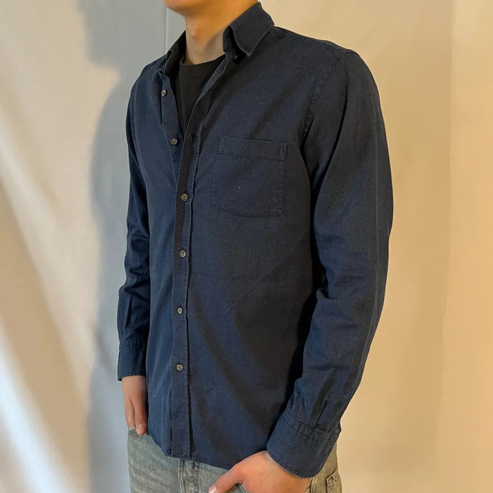 Tjena! Säljer nu denna väldigt snygga skjortan som är ifrån Massimo dutti • Skick 9/10 • Storlek M• Modellen på bilden är 184cm • Vårt pris : 499kr • Hör gärna av er via pm vid frågor eller funderingar;. Paidat.