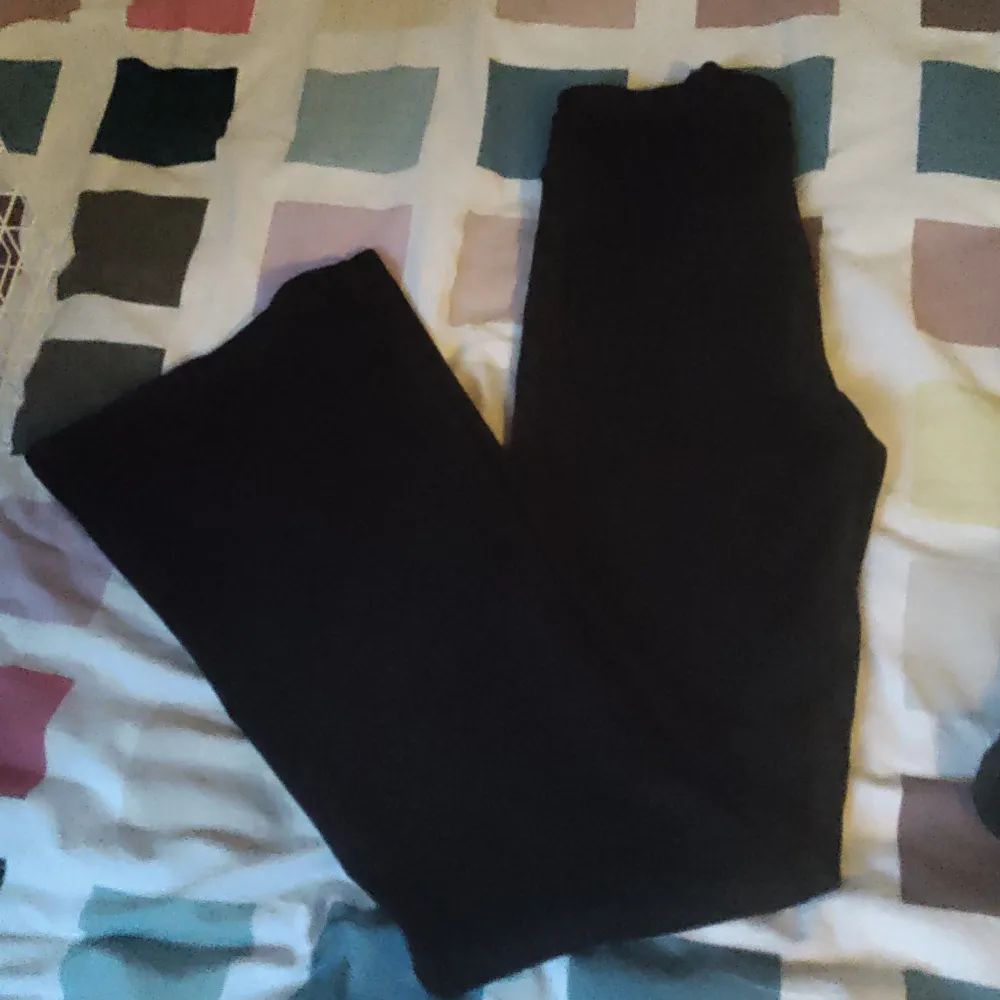 Svarta utsvängda tights från Gina Tricot ❤️. Jeans & Byxor.