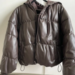 Puffer jacka  - Säljer denna snygga läder pufferjacka från H&M, nyskick. Använts förra vintern skit snygg och passar till ALLT! 😍🔥