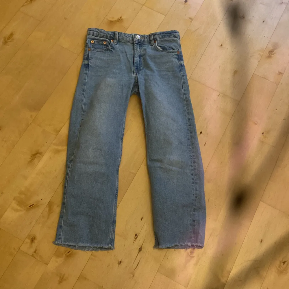 Säljer mina jeans då dom inte passar. Dom är från lager 157 och är lite lågmidjade, är i storlek 150, och är ändringsbara i midjan, på ena sidan av jeansen är ändrings grejen trasig som ni ser på bilden. Men jeansen är i jätte bra skick.. Jeans & Byxor.