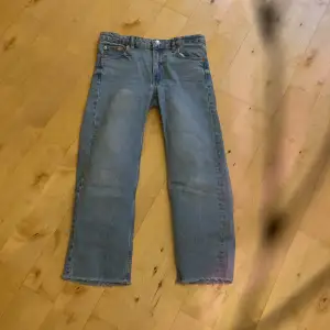 Säljer mina jeans då dom inte passar. Dom är från lager 157 och är lite lågmidjade, är i storlek 150, och är ändringsbara i midjan, på ena sidan av jeansen är ändrings grejen trasig som ni ser på bilden. Men jeansen är i jätte bra skick.