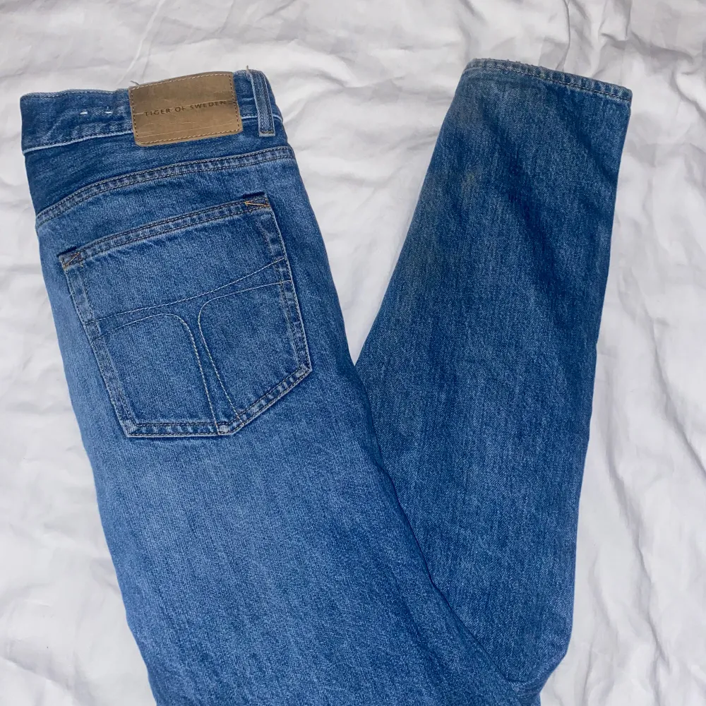 Ett par schyssta Tiger Of Sweden jeans som är i skick 7/10, köpta sommaren 2023 och har en missfärgning på högerbenet längst ner, dock inget man tänker på. Nypris är mellan 1500-2000 så tycker 349 är rimligt men vid en snabb affär är jag prutbar, Mvh. Jeans & Byxor.