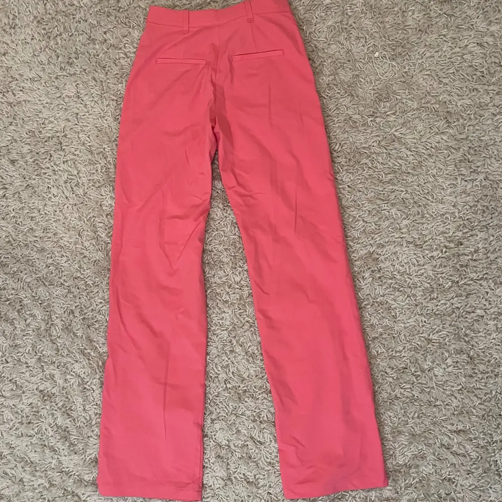 Super coola rosa kostymbyxor i super bra skick💕 säljer då de inte används💕. Jeans & Byxor.