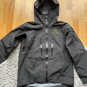 Funktionell vindjacka Arc’teryx  - Använd Arc’teryx jacka men fortfarande i bra skick, helt vind- och vattentät.   Storlek L men passar även M om man vill ha något oversized. Perfekt för blåsigt vår väder :)