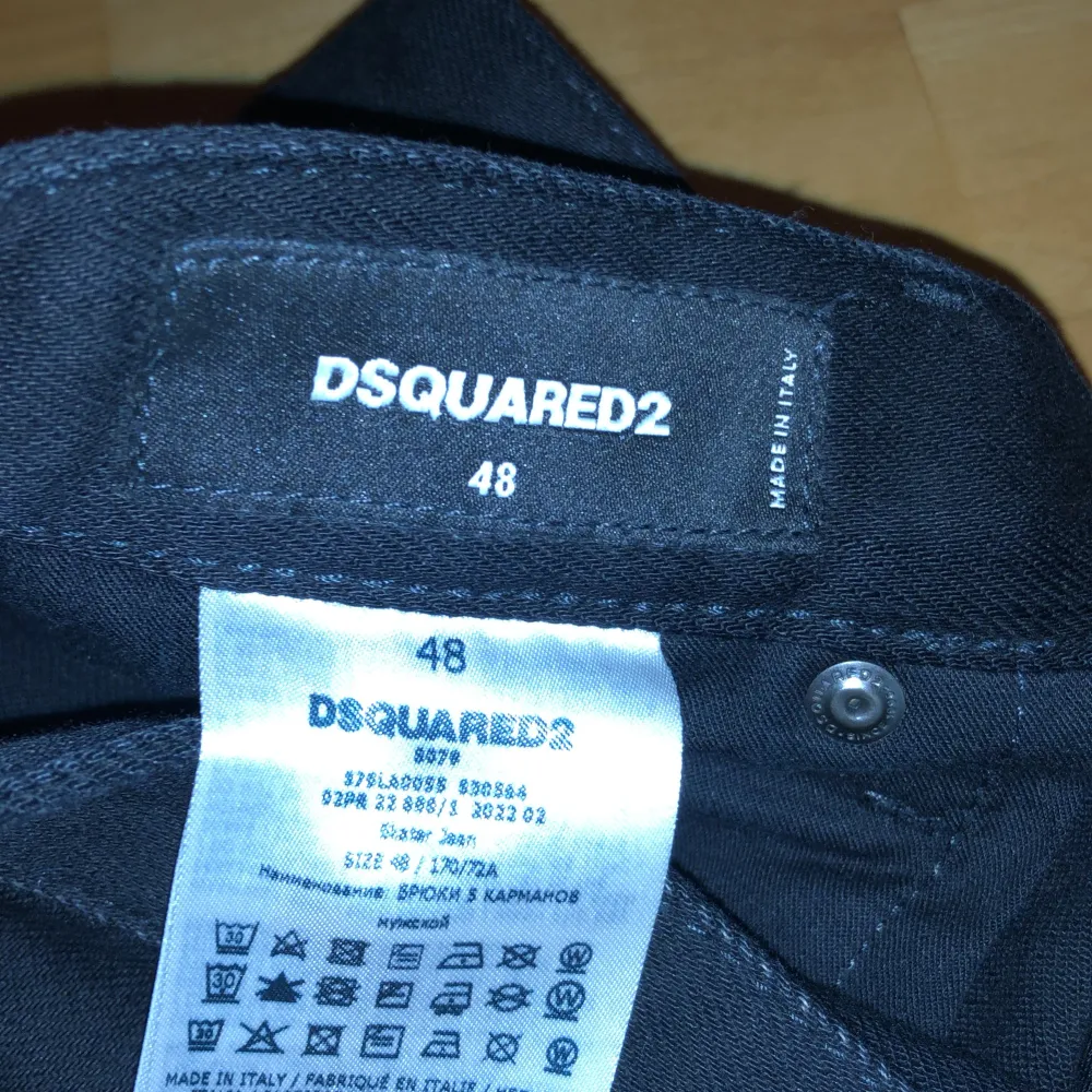 Säljer mina dsquared2 jeans storlek 48 pga används ej längre, bra skick. köptes för ungefär 4000kr . Jeans & Byxor.