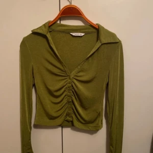 Stradivarius topp - Nyskick endast testad, strl 36, kort i modellen 