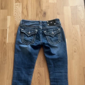 low rise miss me jeans - säljer dessa assnygga miss me jeans som är i storlek w26😍 Köpta för 800 säljer för 500!❤️ Dom är lowrise 