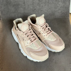 Nike Air Huarache skor - Nike Air Huarache skor, använda nån enstaka gång så de är som nyköpt skick🫶🏻 Storlek 39 men skulle säga att skorna mer är som 38or då jag har storlek 39 på andra skor men dessa är för små, därför jag säljer dem. Original pris: ungefär 1300 kr. 