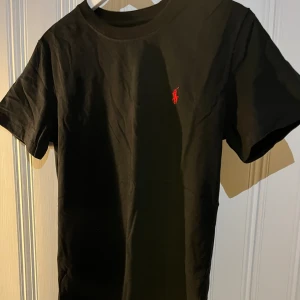 Ralph Lauren t shirt  - Storlek . EJ ANVÄND. Köpte och den va för stor men kunde ej lämna tillbaks för den var köpt på rea för 750 kr.