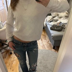 Stickad tröja med pärlor - En vit stickad tröja med fastsydda vita pärlor.🤍🤍 Från Kappahl i storlek xs