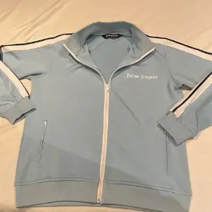 Hejsan! Säljer en helt ny Palm Angels tröja / Track Jacket. Svart / Vit färg, Strl S. 1:1