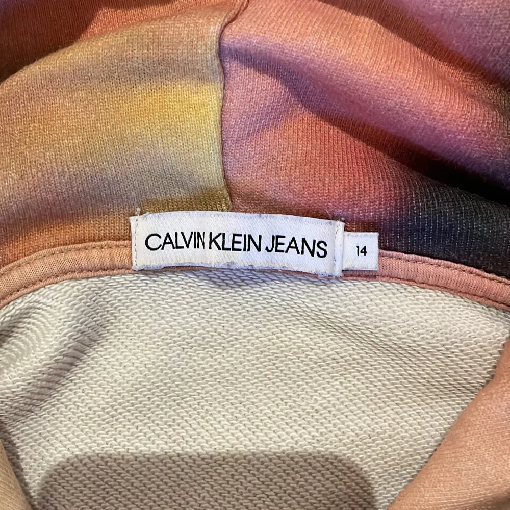 Calvin Klein hoodie som är begränsat använd. Priset kan diskuteras.  Storlek: 14 år. Hoodies.