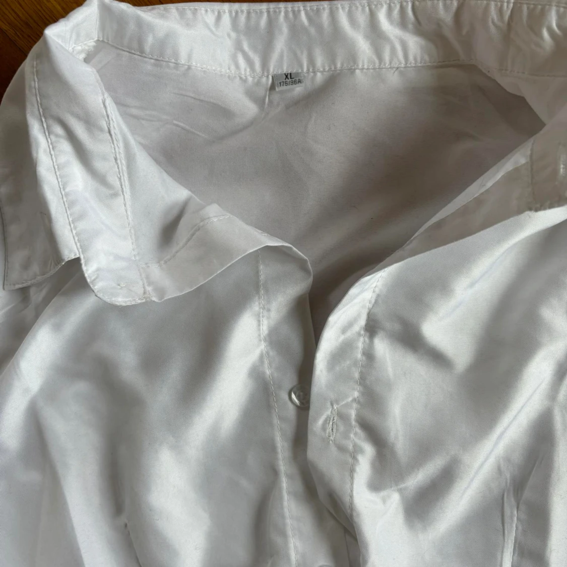 En croppad vit skjorta  - 92