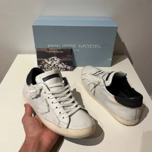 Philippe model skor - Säljer mina riktigt feta philippe model skor i bra skick(8/10) . Storleken är 41 och box samt tags medföljer. Hör av er vid frågor/funderingar!