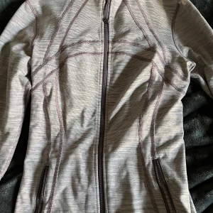 Lululemon define jacket - Ny skick , färgen är grå med en blandning av lila🩶Skriv för mer bilder,  Pris kan diskuteras💕 köparen står för frakten! 
