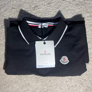 Helt ny Moncler polo shirt som inte har använts förut Säljs pågrund av fel storlek  Är storlek M men passar S