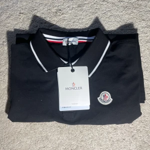Moncler Polo shirt - Helt ny Moncler polo shirt som inte har använts förut Säljs pågrund av fel storlek  Är storlek M men passar S