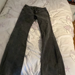 Gråa utsvängda lågmijade jeans original pris 400 - Låg i min garderob tils de inte passade mig mer, best på storlek S och XS