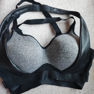 Snygg SportBH  - En jätte snygg SportBH från Hunkemöller. Använd en gång så den är i toppskick.