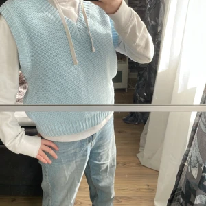 Säljer en baby blue stickad väst!💙 - Säljer en vacker baby blue väst för inte alls mycket!💙Jag har aldrig använt den och du kan få den i bra skick och nytvättad för den har stått i mitt skåp ett tag!😁💙 Tips-styla västen med en fin vit skjorta eller hoodie😍
