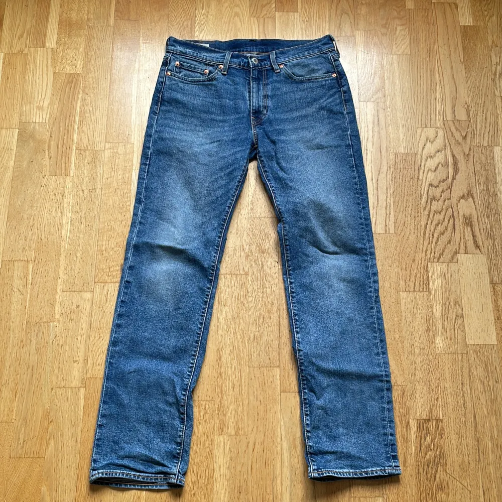 Ett par sjysta Levis jeans, hör av dig om du har någon fråga. Pris kan diskuteras :). Jeans & Byxor.