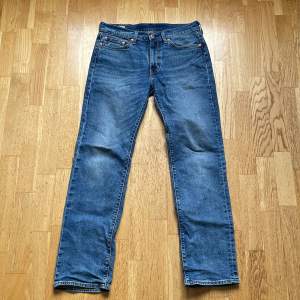 Ett par sjysta Levis jeans, hör av dig om du har någon fråga. Pris kan diskuteras :)