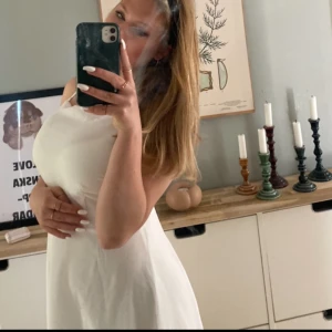 Klänning - Vit minikläning🤍 I storlek 40 men passar mig som vanligtvis bär 38. Jättefin till skolavslutningsklänning eller stundentklänning!🤍 Superfin i ryggen dessutom❣️
