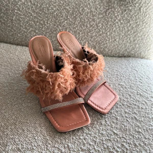 Klackskor  - Helt oanvända klackskor från ASOS. Så fina sommarklackar i en peach färg. Storlek 37 och säljs för 400kr + frakt 