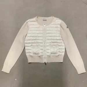 Moncler jacka  - ENDAST BYTE. Vill någon byta moncler cardigan, jag har den beige/vita, söker storlek M den svarta cardigan och min jacka är också M (helt ny)