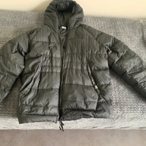 CP company jacka - Ny original CP company vinterjacka i bra kvalitet, passar nästan alla storlekar, köpt i Italien, pris kan diskuteras, skriva på dm om du har frågor