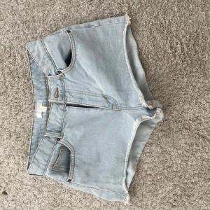 Jeansshorts - Jeansshorts från HM i storlek 42 men skulle säga att de passar M/L.