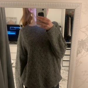 Stickad tröja - Hej!💕 säljer nu en stickad grå tröja med fint mönster perfekt nu o ha till sommaren bara o höra av er vid frågar eller funderingar köpare står för frakten hoppas vi hörs!!💕💕