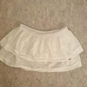 Hej säljer min vits hollister kjol, är andvänd några gånger, den är i strl s men den är stor vid magen så skulle säga att den är i strl L/XL, den har en röd fågel vi sidan, skulle säga att den sitter lowwaist❤️