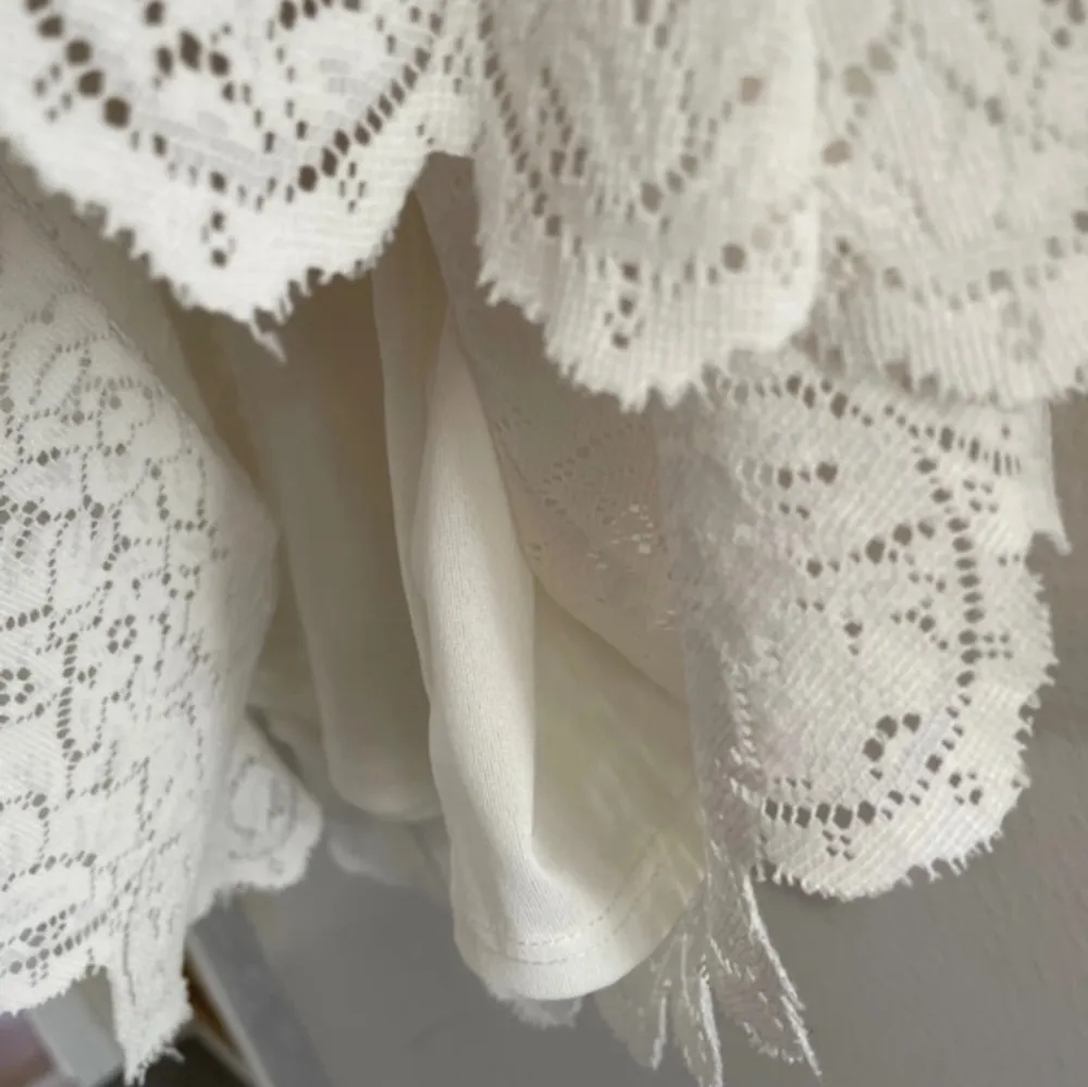 En vit spetsklänning från Monki i storlek S!🤍 Den är aldrig använd men utan prislapp, klänningen har en underkjol! Säljer för att den inte passar mig🩷. Klänningar.