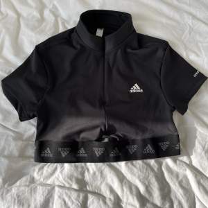 Adidas crop top med mesh detalj i ryggen och öppen del.  Storlek S Utmärkt skick och knappt använd. Säljs inte längre på hemsidan.  Nypris 460. Säljes för 300kr inkl frakt 