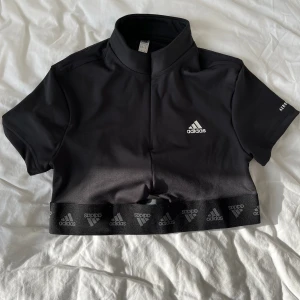 Adidas crop top öppen rygg  - Adidas crop top med mesh detalj i ryggen och öppen del.  Storlek S Utmärkt skick och knappt använd. Säljs inte längre på hemsidan.  Nypris 460. Säljes för 300kr inkl frakt 