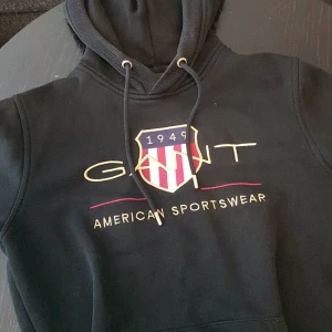 Gant Hoodie - Säljer nu en gant hoodie som jag inte använder mer. den är använd barsamt och är i samma skick som då jag köpte den. Storleken är S men passar även M